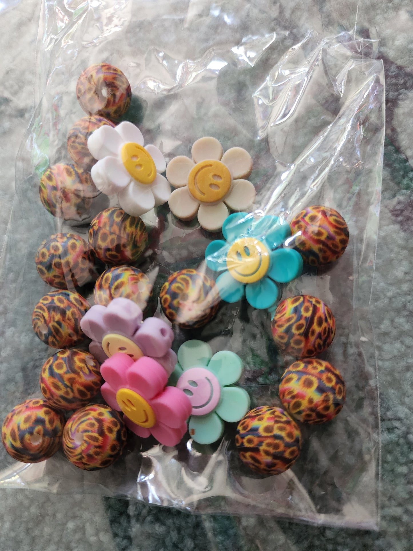 Special bag daisy focals rainbow stripe print bead
